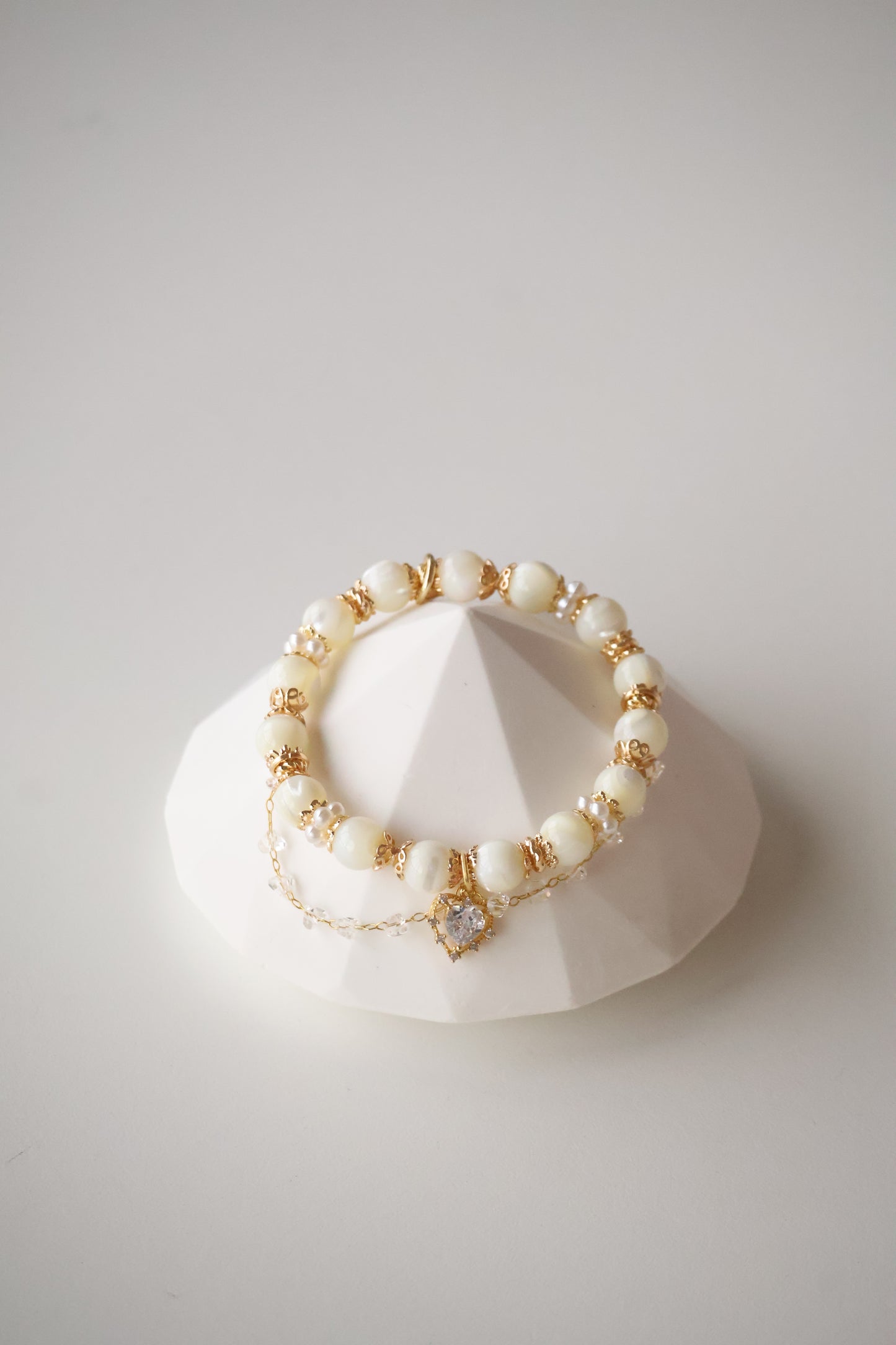 *Backorder* White Conch with Heart Charm & Chain Crystal Bracelet (Elastic)