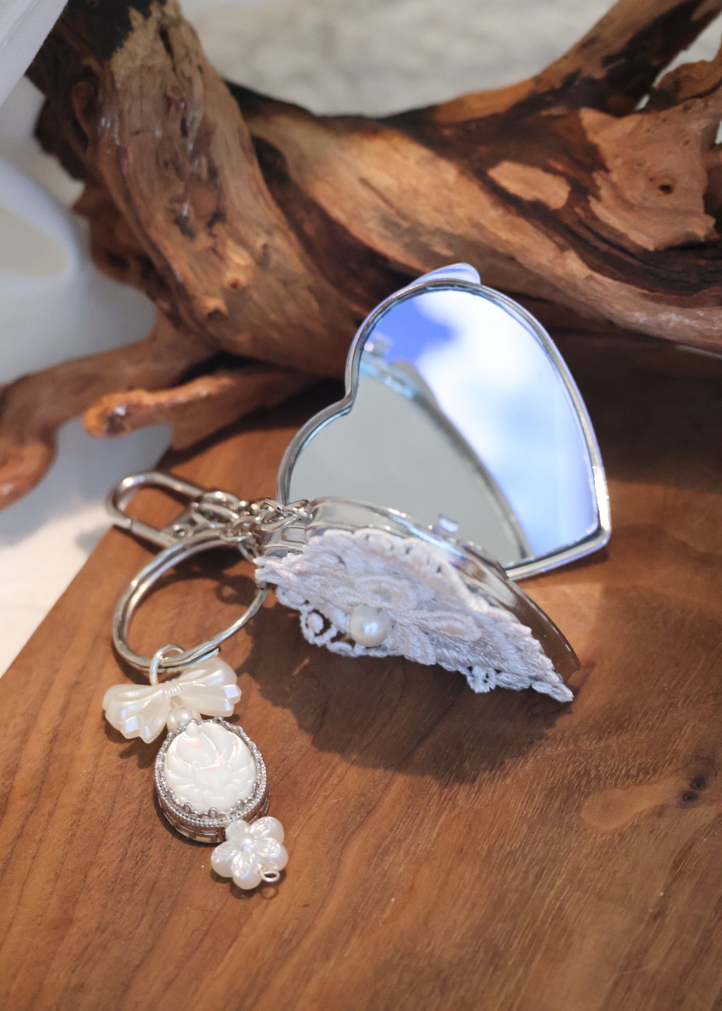 *Backorder* White Conch Nine Tail Fox 九尾狐 with Ribbon Lace Mirror Crystal Keychain
