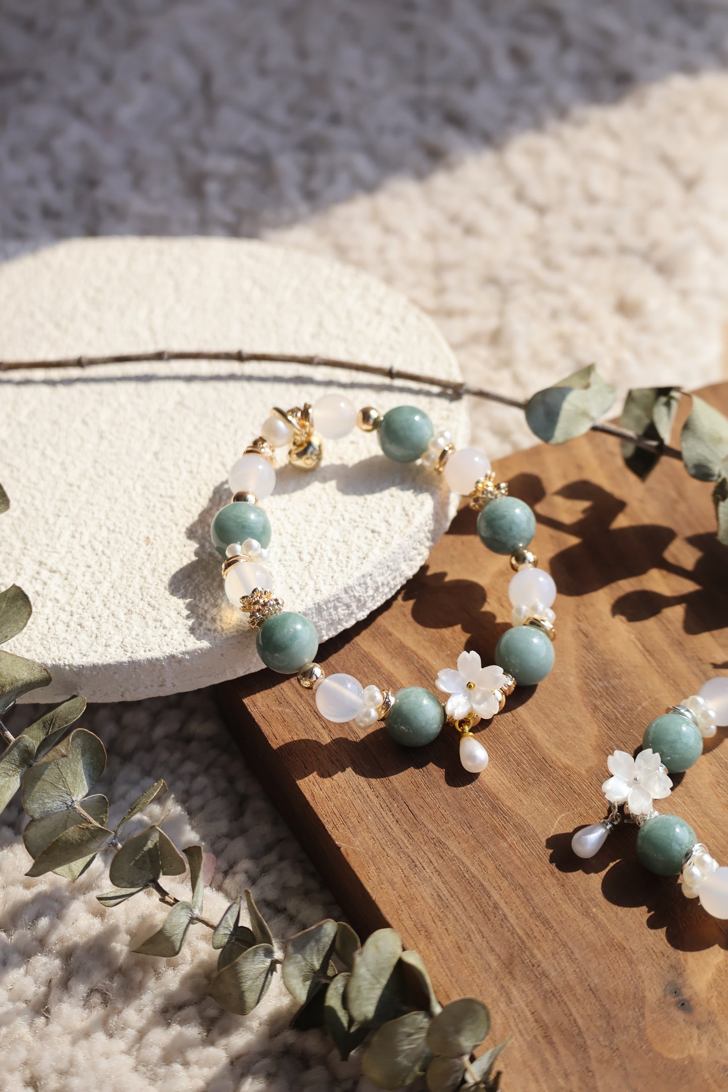 *Instocks* Blue Water Jadeite & White Agate with White Flower Crystal Bracelet (Elastic)