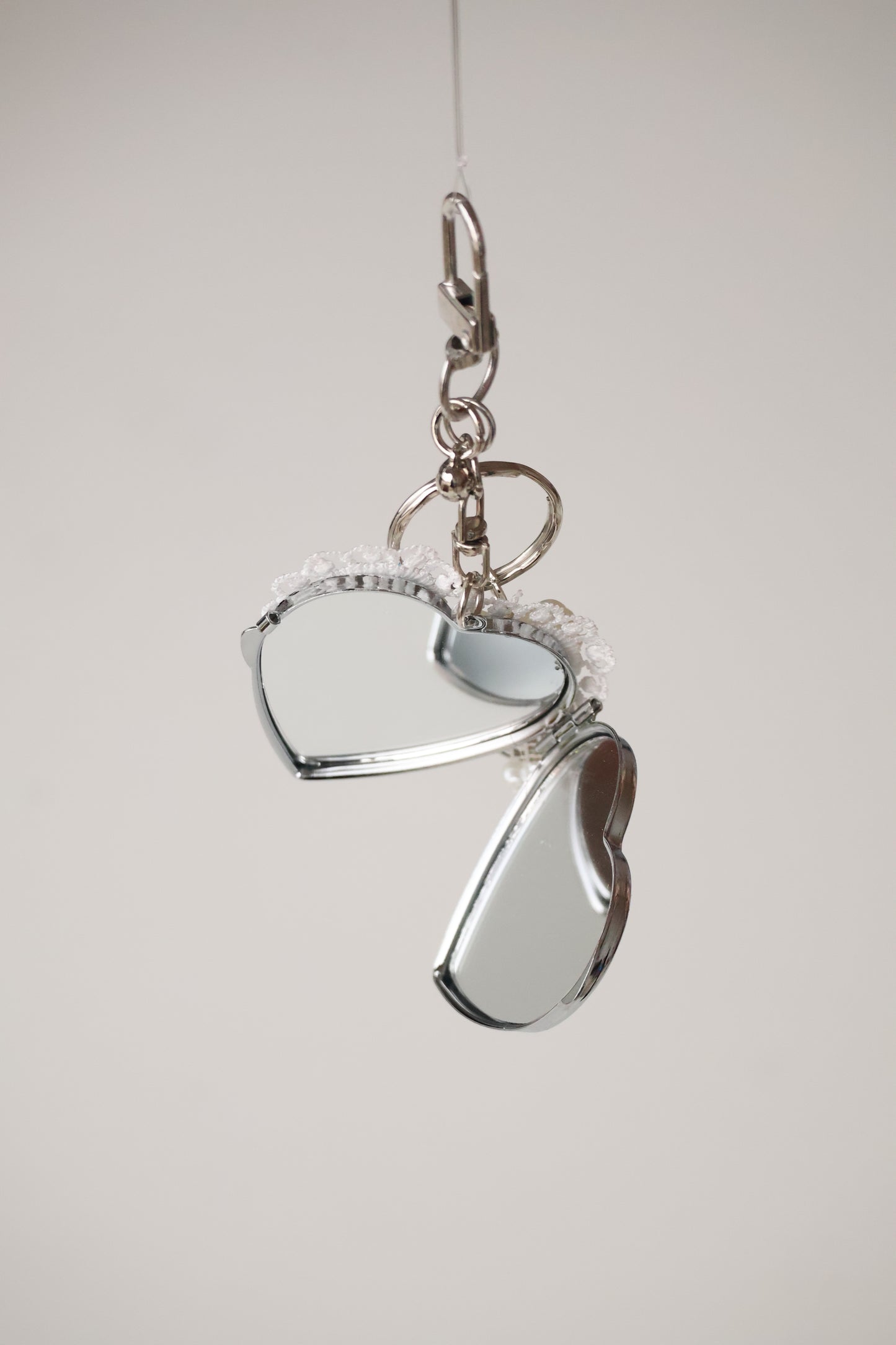 *Backorder* White Conch Nine Tail Fox 九尾狐 with Ribbon Lace Mirror Crystal Keychain