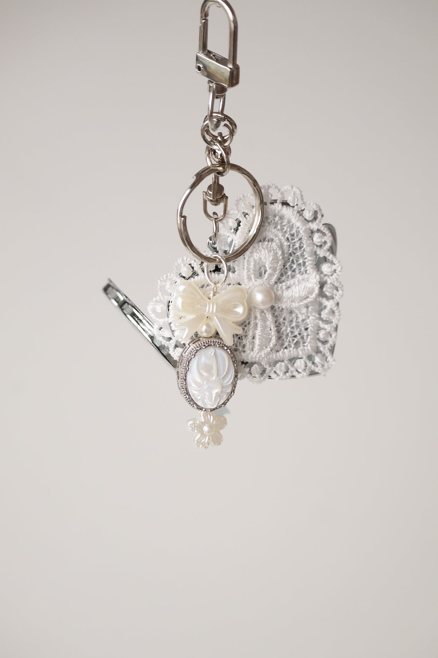 *Backorder* White Conch Nine Tail Fox 九尾狐 with Ribbon Lace Mirror Crystal Keychain