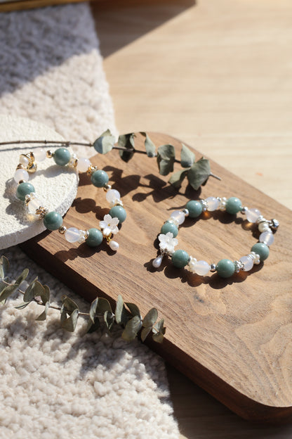 *Instocks* Blue Water Jadeite & White Agate with White Flower Crystal Bracelet (Elastic)