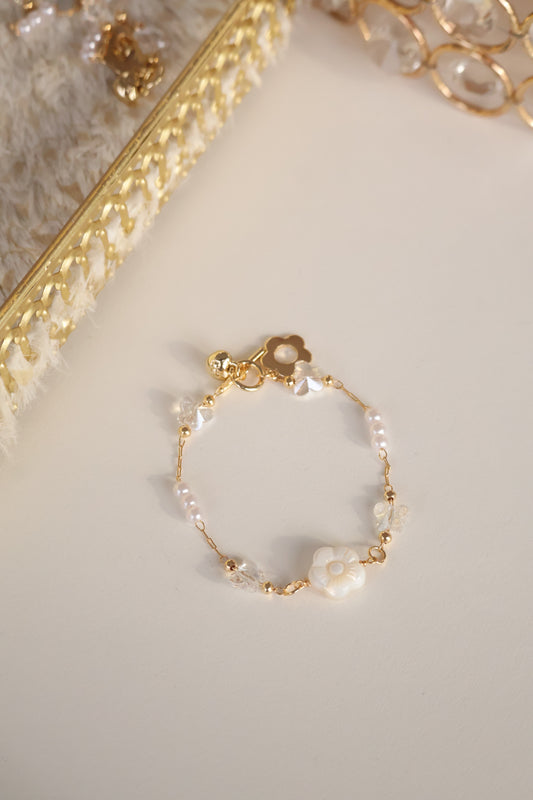 *Backorder* White Conch Flower Chain Crystal Bracelet (OT Clasp)