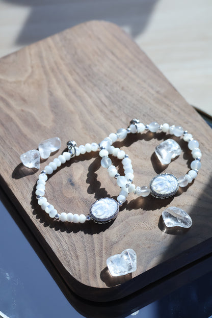 *Instocks* White Flash Moonstone with White Conch Nine Tail Fox Pendant Crystal Bracelet (Elastic)