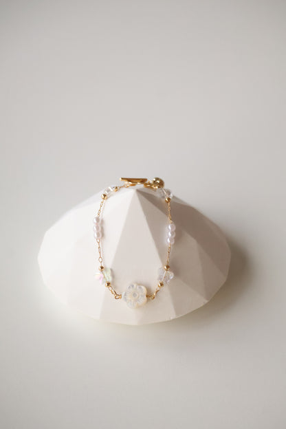 *Backorder* White Conch Flower Chain Crystal Bracelet (OT Clasp)
