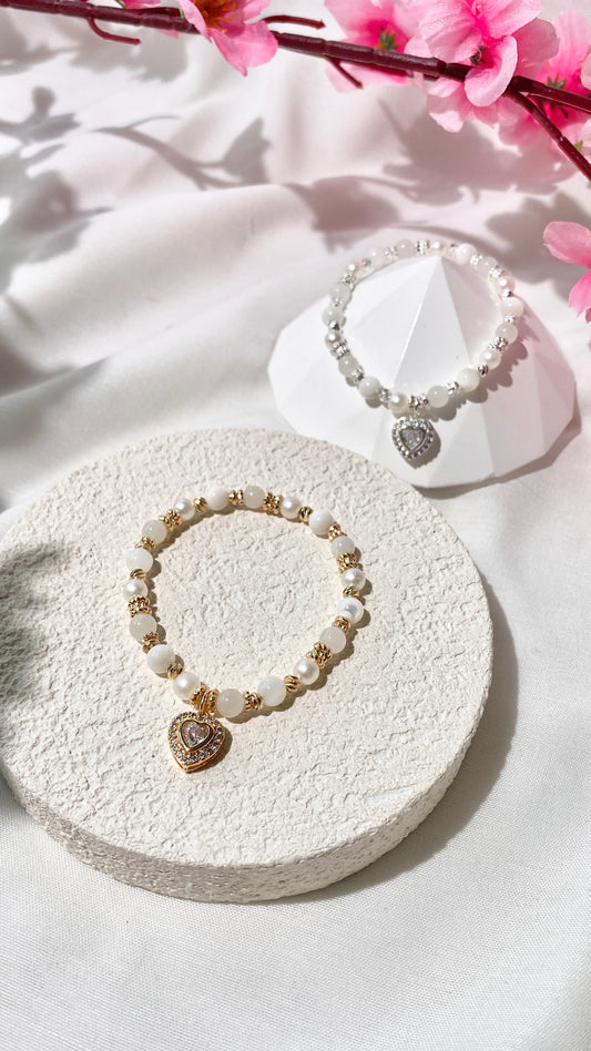 *PO* White Conch & Moonstone with Gem Heart Charm Crystal Bracelet (Elastic)